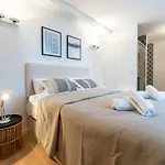 Luxury Beachfront Living On The With Big Terrace דירה *