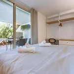 Luxury Beachfront Living On The With Big Terrace * טורמולינוס